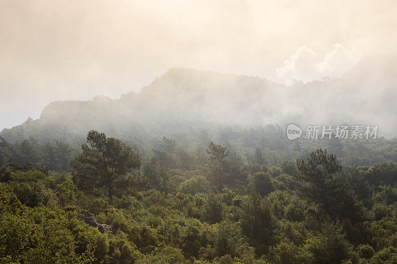 清晨，土耳其Kas Fethiye Mugla附近大雾弥漫的高山